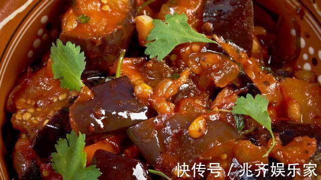 炒茄子先放油就错了,跟着大厨这样做,茄子不吸油不油腻,还入味