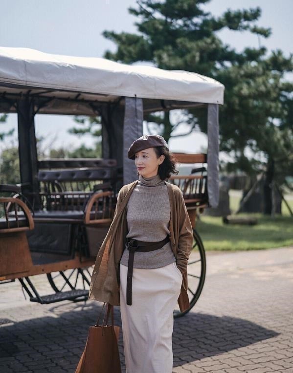 无袖衫 年近60岁却美得优雅,这位中老年妈妈的“气质”穿搭,真值得学