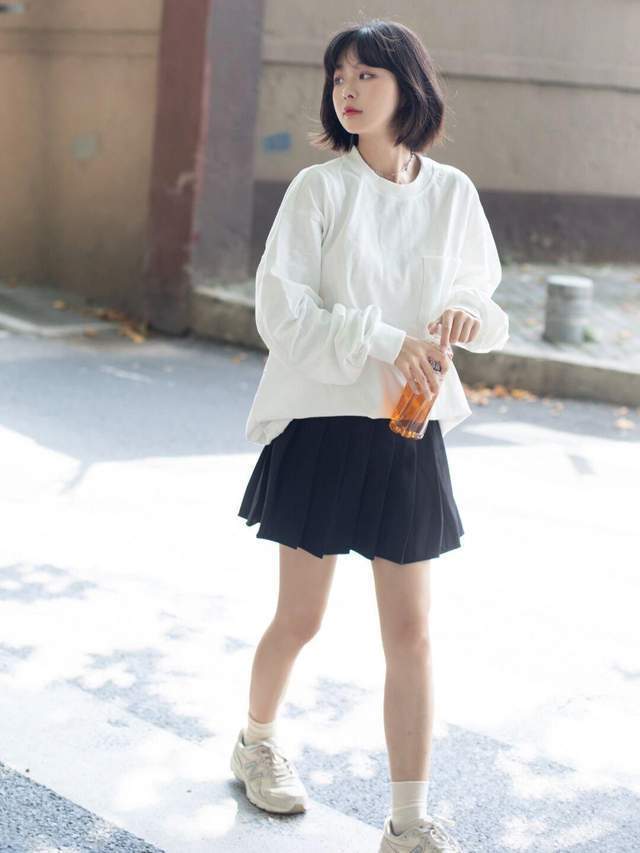 早秋|还在上学的女生可以这样穿,白色卫衣搭配百褶裙,款式百搭又休闲