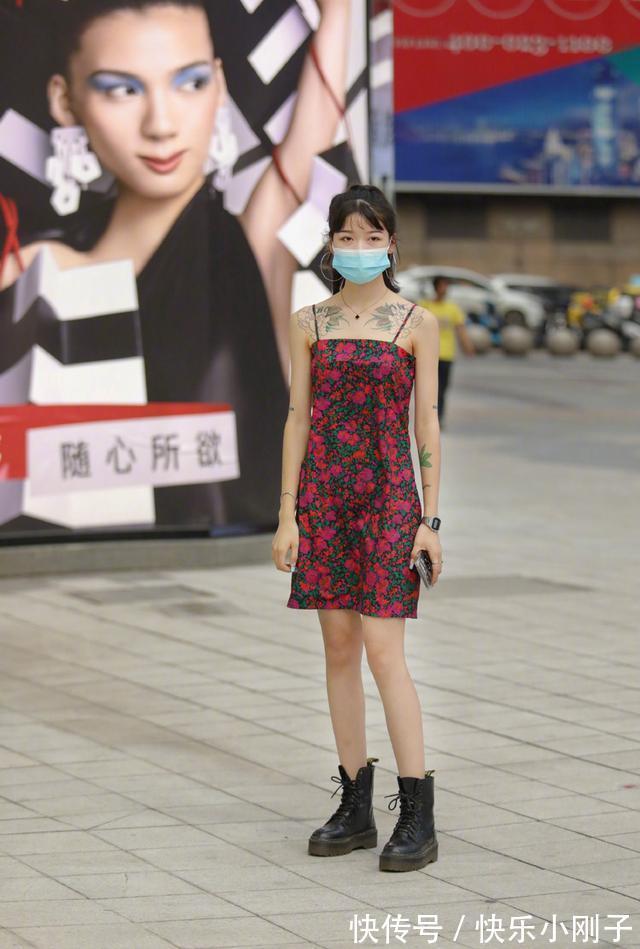 打扮 时尚不仅仅看衣服款式,善于用色彩提亮整个打扮,穿搭更有气质