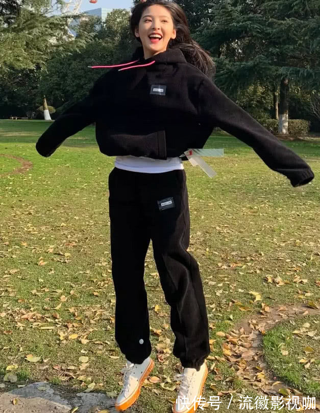 鞋子 “小白鞋”已烂大街,现在流行章若楠的“果冻鞋”,美的让人缺氧