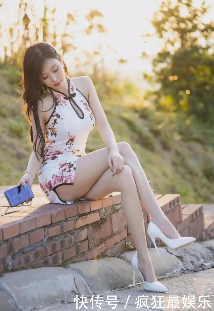 身穿超短旗袍的小姐姐,秀出完美好身材,俏皮粉发显个性