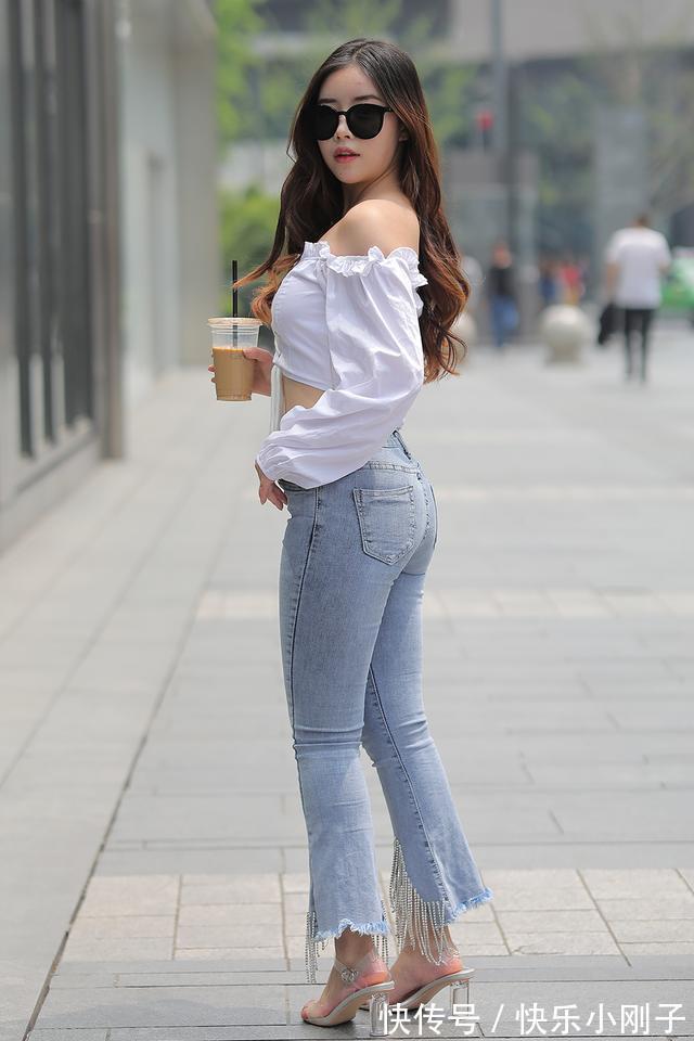 高跟鞋|时尚靓丽又显个性的穿搭,牛仔裤配长袖一字肩,清新时髦又好看