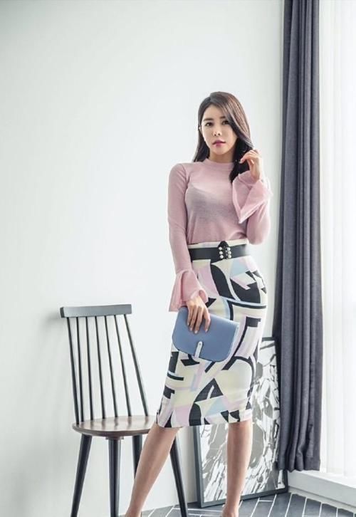 多么|街拍小姐姐半身裙的美加上几何的美妙绝伦,夺人目光