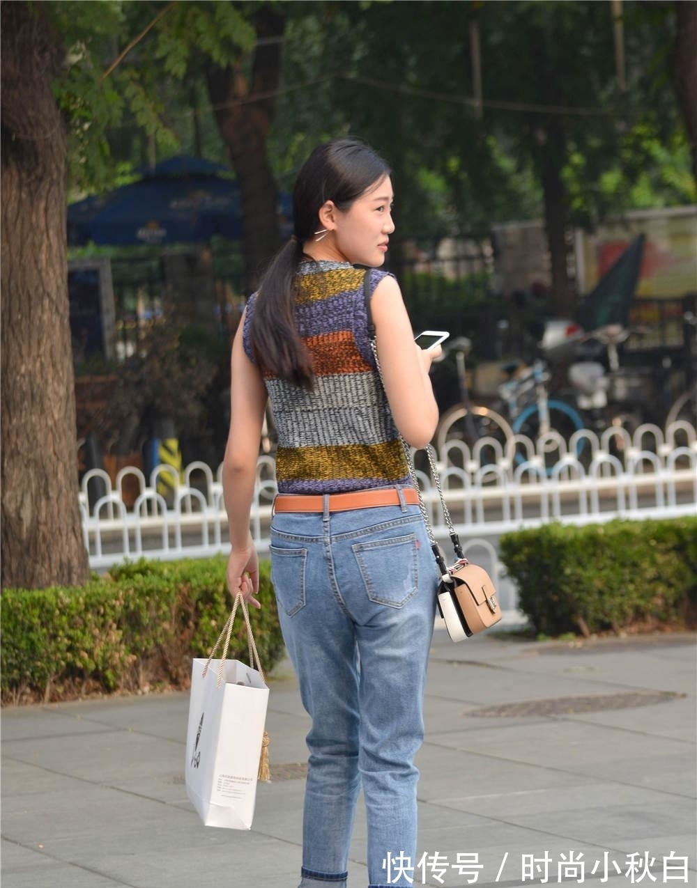 牛仔裤 蓝色修身牛仔裤,搭配暗红色尖头细跟鞋,休闲中带着时尚范