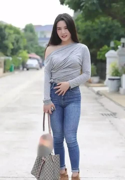 高腰牛仔裤收腹提臀,显瘦显高,随心凹造型凸显迷人气质