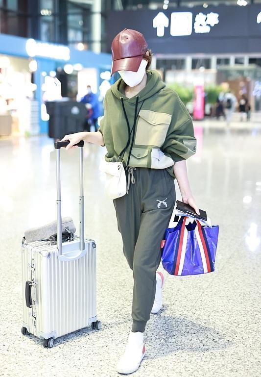 搭配|恋爱实锤?马伊琍携中年男子走机场,穿2千男士卫衣皱巴巴像地摊