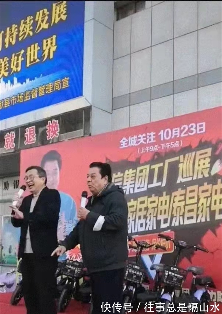 李金斗家具賣場站臺，別忙著嘲笑，他20分鐘頂多少人十個月工資