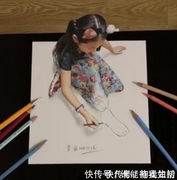 画画#奇闻：女孩低头画画，越看越不对劲，镜头拉近时让人眼前一亮