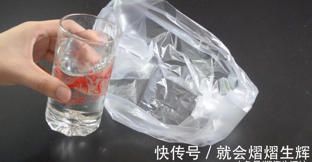 花盆上放一个塑料袋, 没想到还有这个妙用, 看完这招你会感谢我的