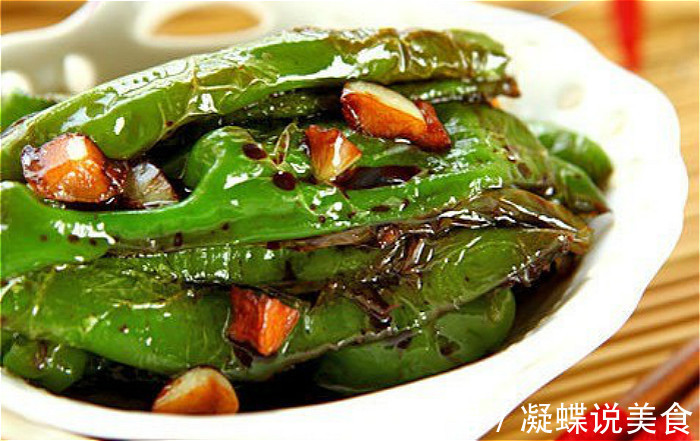 虎皮青椒怎么做菜好吃关键在先放油还是青椒，弄错起皮不入味