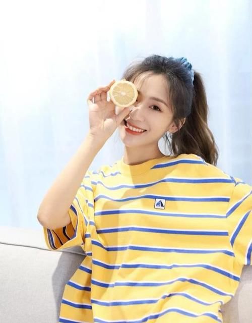 长发直发失宠了，今年流行丸子发型、碎发高马尾，简单清爽易打理