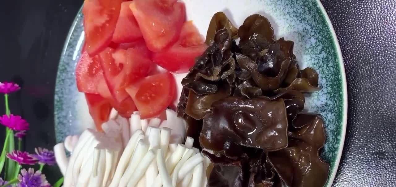 制作西红柿木耳炒鸡蛋时,加入一样配菜,鲜香味美孩子喜欢都喜欢