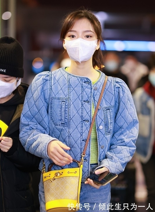 元气 任敏就像“小清新女主”,一身蓝色系穿搭清新元气,看着就很甜