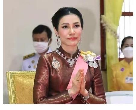 国王@诗妮娜被委以重任,代替国王出席活动,43岁苏提达被抢风头