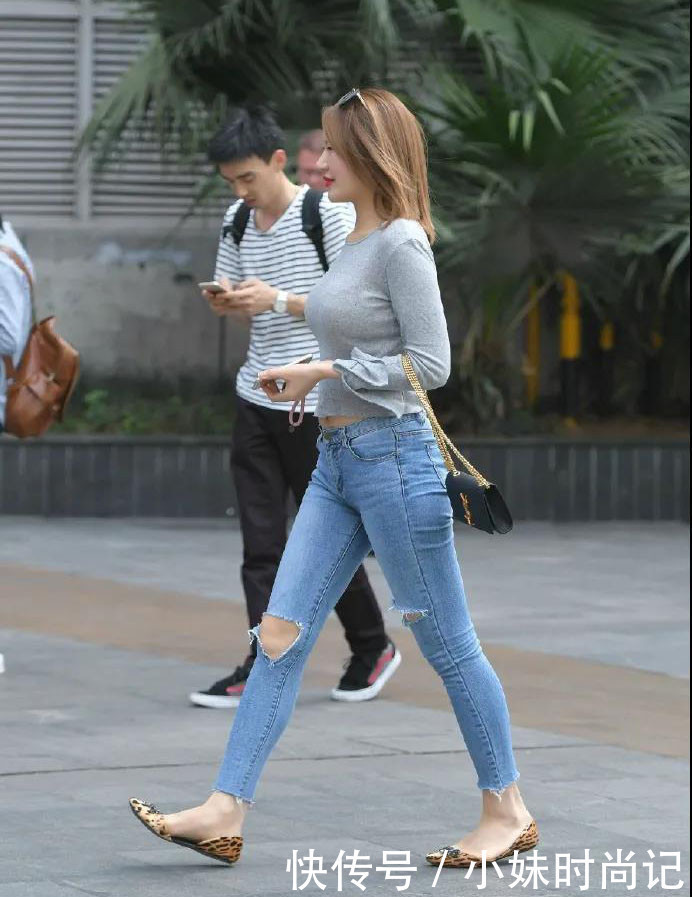 女孩子|街拍:微胖女孩怎样穿更好看 喇叭袖短衫搭配破洞牛仔裤, 时髦性感