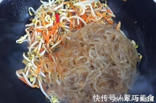 所示|豆芽炒粉条想要做得好吃,多加一步操作,豆芽鲜脆粉条爽滑太过瘾