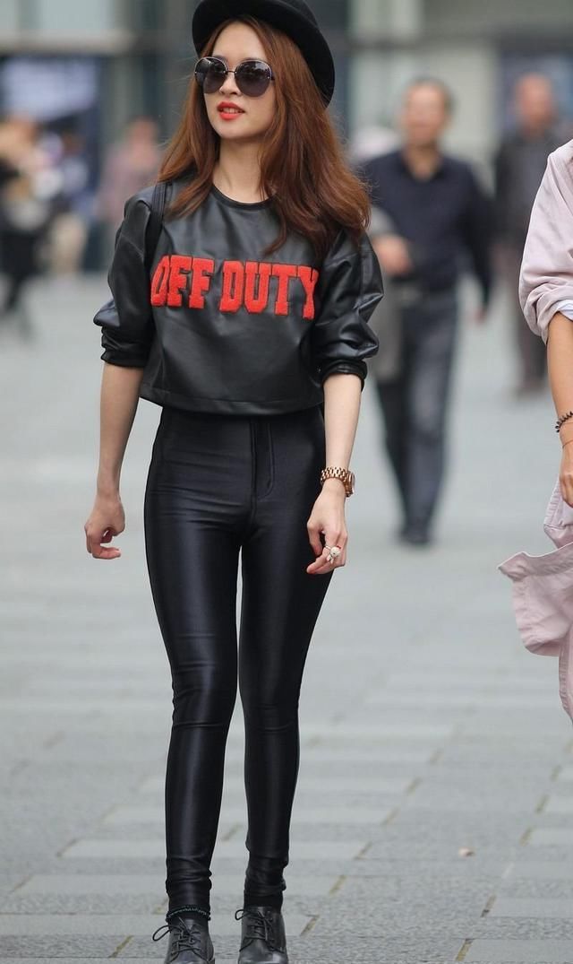 皮裤子会给人清新利落的感觉，恰到好处地展现女人的气质美