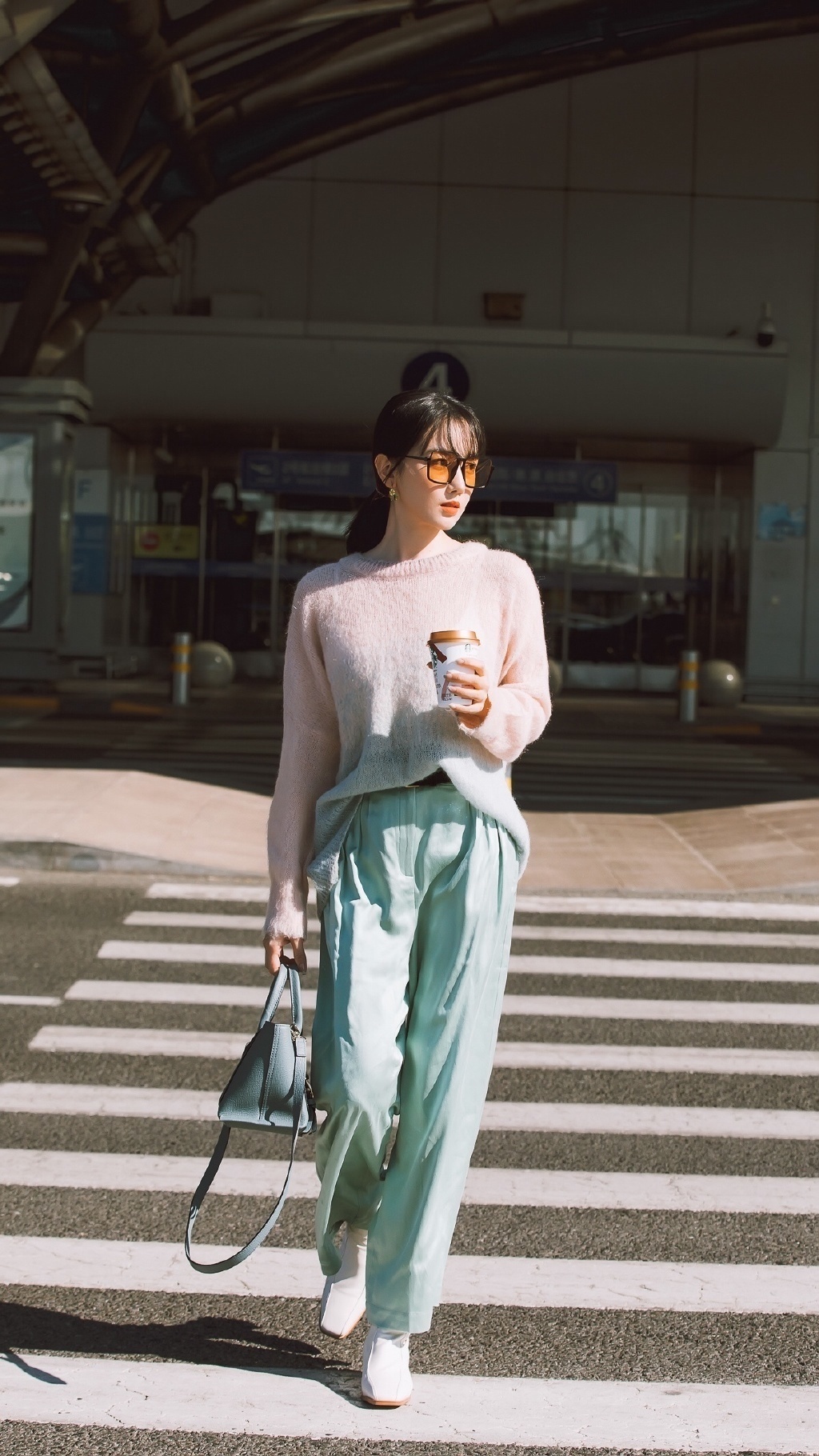 太会|陈小纭真的太会穿了穿黑色连衣裙秀出凹凸有致身材,美出新高度