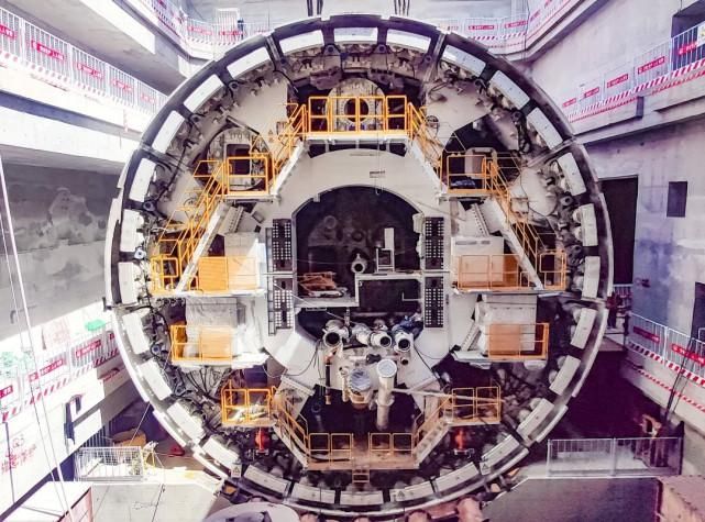 直径 国内最大直径水下盾构“妈湾号”刀盘顺利下井