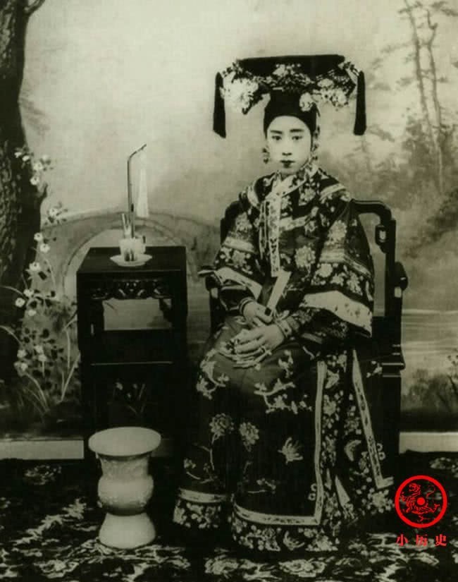 清末|清末民初王公贵族生活照:结婚礼服很精美,大臣肥头大耳