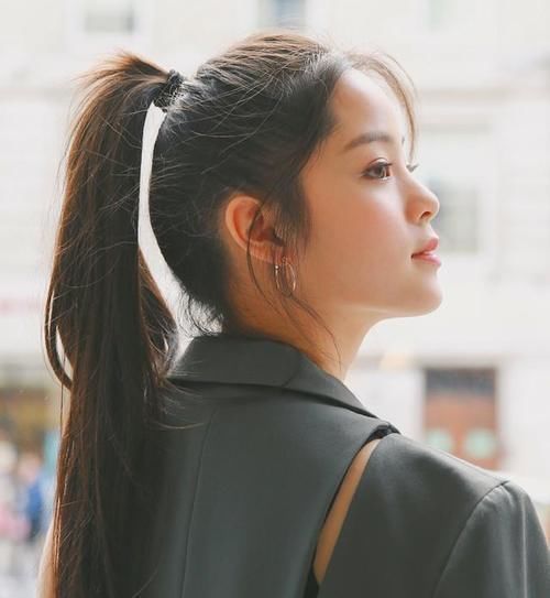 动作|扎马尾时少做这“3个动作”!不仅显脸大,头发还可能越掉越多