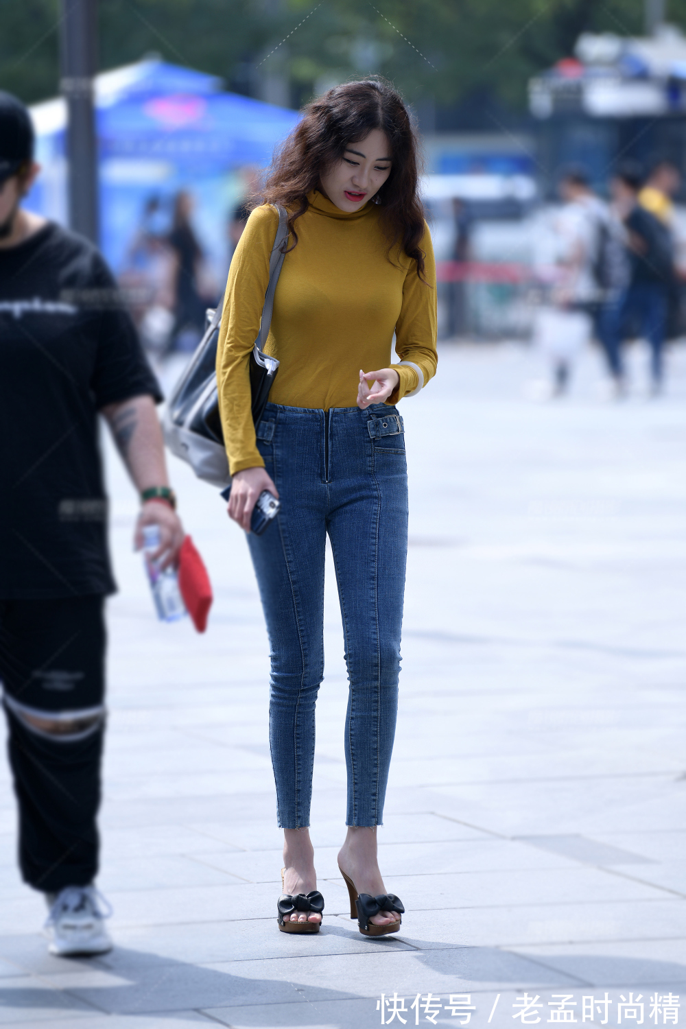 小姐姐|街拍美女:南方秋季的穿搭,打底衫配牛仔裤,简约大方又时髦显气质