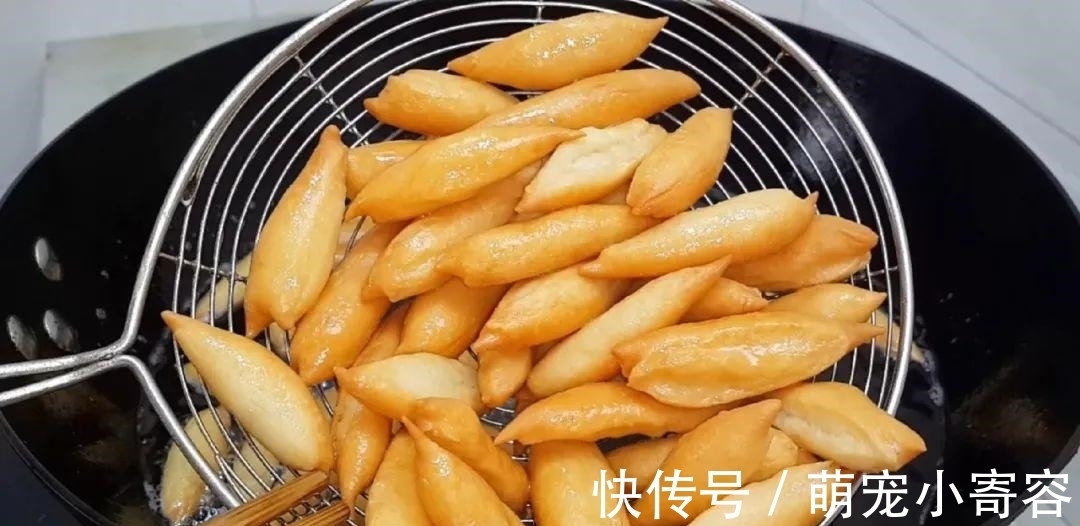 麻花|面粉别炸油条了，撒2把芝麻，外皮焦脆又香甜，比油条麻花好吃