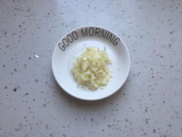 大蒜这么处理,入冬后用来钓鲫鱼,比用蚯蚓效果好