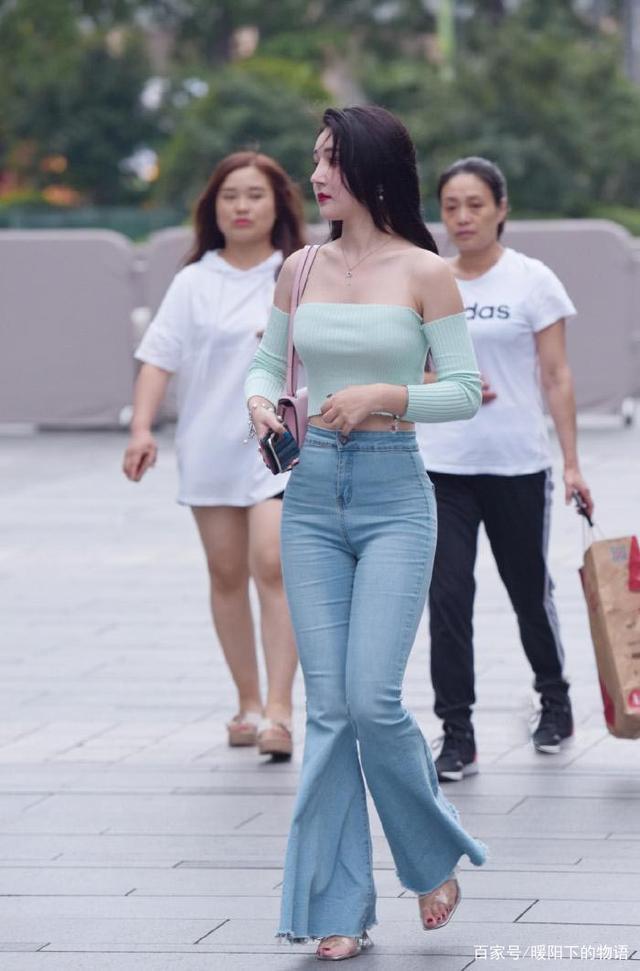 裤子|基础款的裤子该收一收了,气质女生都爱穿喇叭裤,时髦又显身材