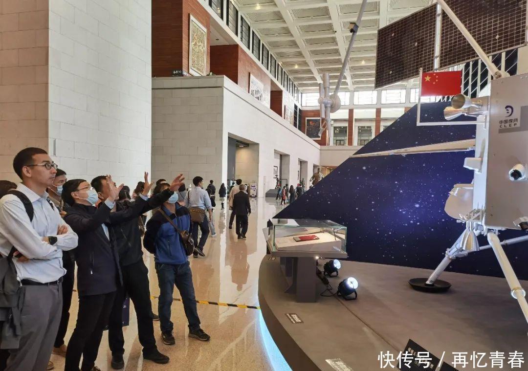 航天投资第二党支部主题航天日活动参观《月球样品001号 见证中华飞天梦》展览