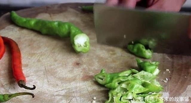 鲜嫩|炖鸡肉时,千万不要直接加水炖,多做这一步,鸡肉鲜嫩,没有腥味！