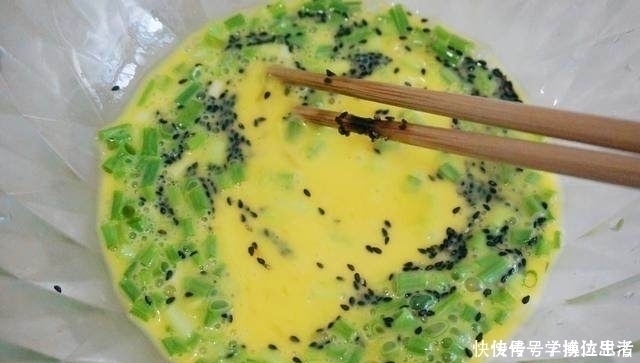 老妈|还是老妈这样做的鸡蛋饼好吃,美味又营养,一口气就吃了10张