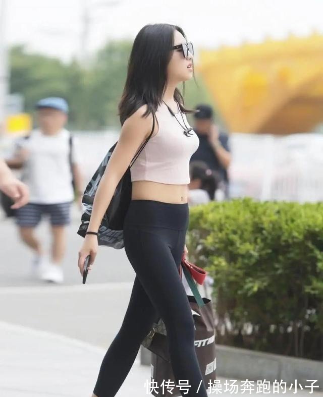 弹力|打底裤的穿着打造时尚美女穿搭,更显个性独特!
