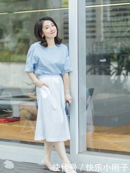 蓝色|小姐姐穿纯蓝色的服装,简单修身,让你美成焦点!