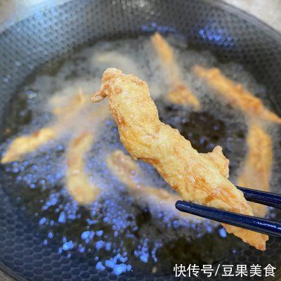  鸡胸肉做的小酥肉外酥里嫩好吃的停不下来??