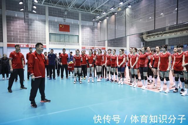 中国队|担忧！中国女排队长缺席训练营真因被曝光，恐将缺席未来三项大赛