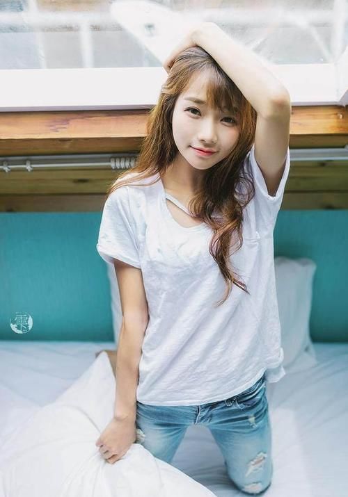 街拍：小姐姐破洞牛仔裤系列，潮流配穿出个性，青春减龄有活力！