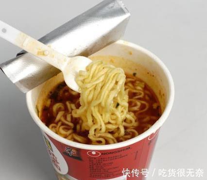 有个|吃了30年泡面才发现,桶面竟然有个“小机关”,尝试后太厉害了