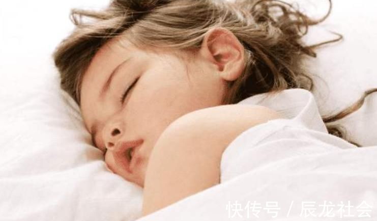 脸型|睡姿影响颜值，除了“张嘴睡”之外，这几种睡姿也会导致娃变丑