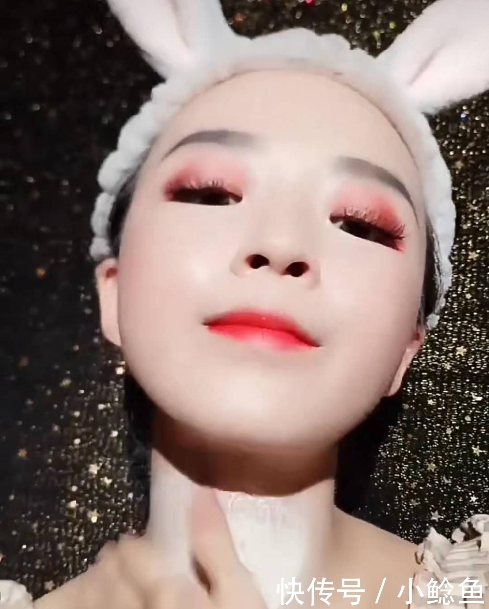 00后少女秀逆天化妆术,妆前黑如包青天,妆后白的发亮