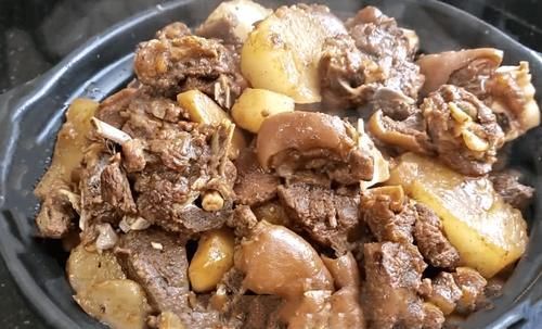 萝卜|冬天,少吃猪肉多吃它,简单一焖,汤鲜肉嫩,天冷吃一碗全身暖和