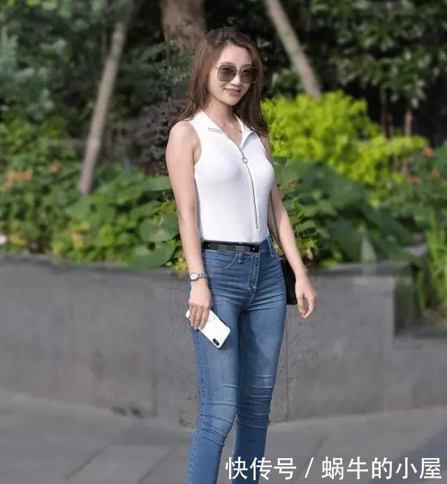 版型 灰色圆领短袖搭配灰色修身打底裤,搭配很多,扬长避短