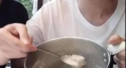 瞬间|想知道压缩饼干等于几碗饭吗小伙儿煮完之后,瞬间傻眼