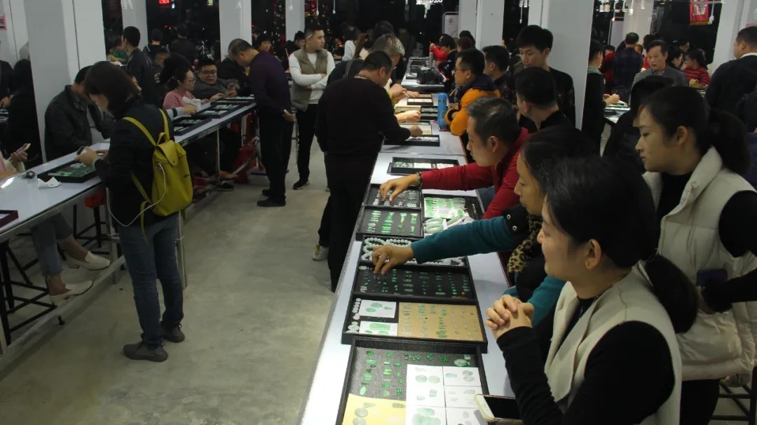 直射光|翡翠柜台上的翡翠可不是随便摆的,这样弄你才会喜欢买!