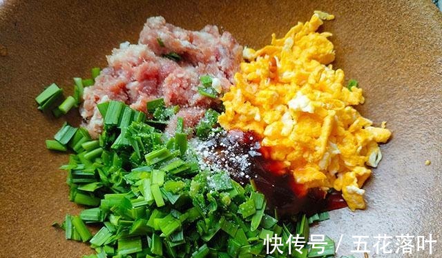 早餐多给孩子做它吃,比包子简单,锅里一煎,香糯鲜美,孩子爱吃!