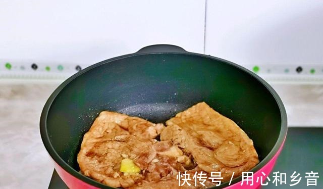 在家做正宗的上海秘制大排,肉香四溢,甜而不腻,好吃到停不下来!