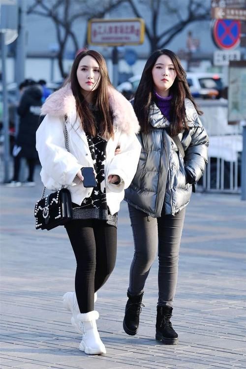 风度翩翩|美女搭配黑白涂鸦风格的风衣，在微风轻拂下，更显风度翩翩