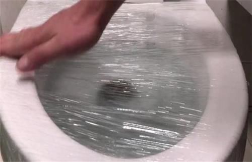 马桶堵塞后别花钱找人,只需贴上保鲜膜自动疏通,简单快捷不脏手