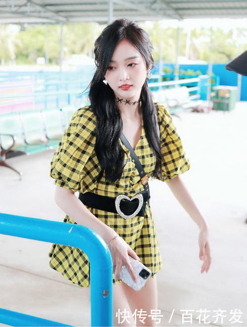 丸子头早就过时了,今年最流行的是“公主辫”,优雅气质全靠它